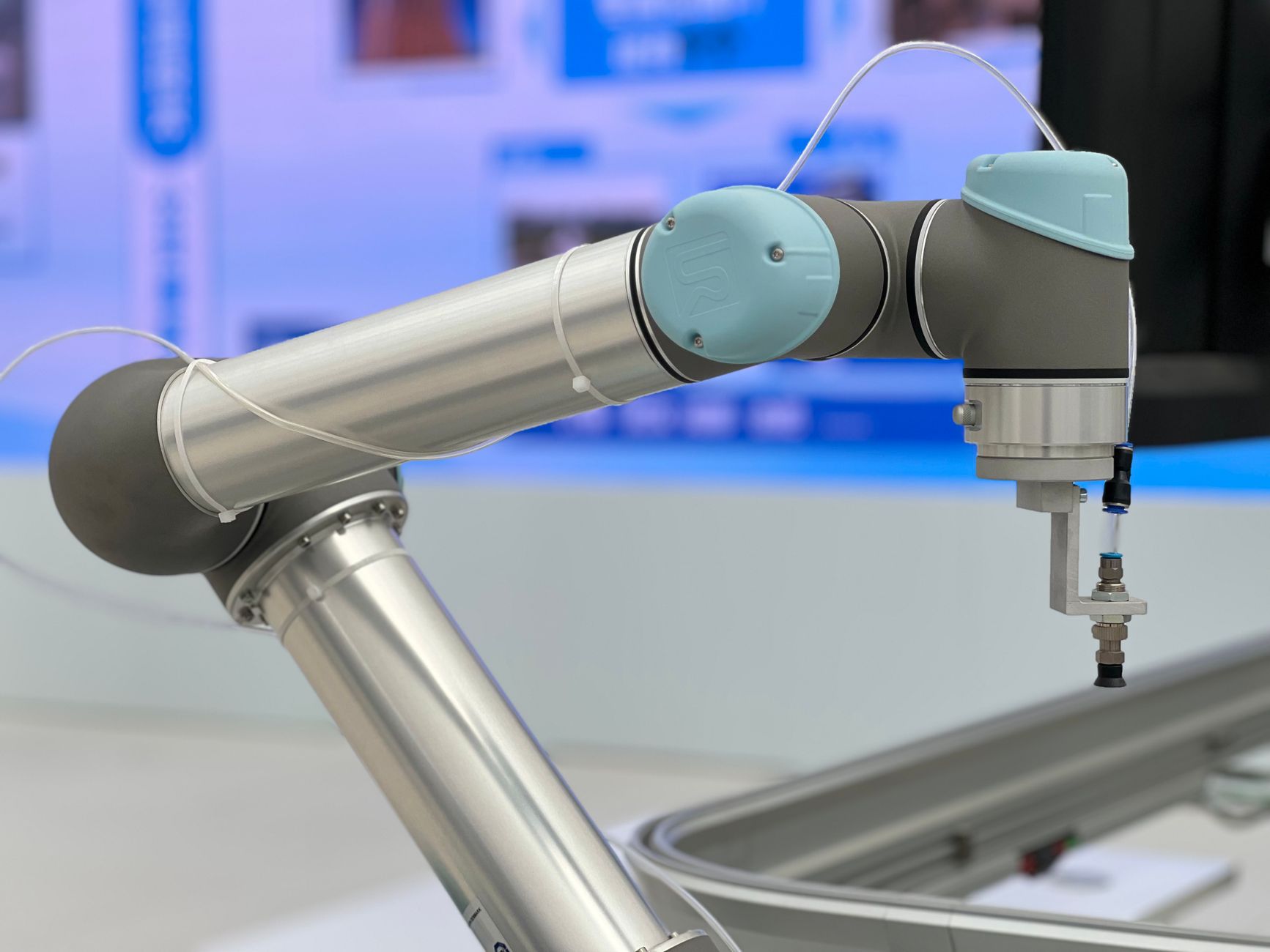 Detailaufnahme eines modernen Industrie-Roboterarms in einer Fertigungsumgebung.
